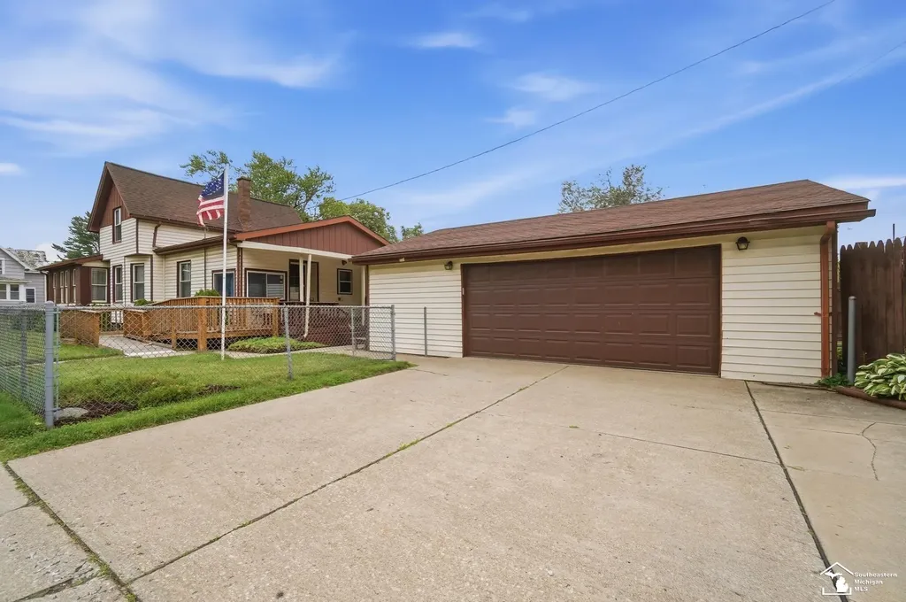943 E 4th Street Monroe City MI 48161