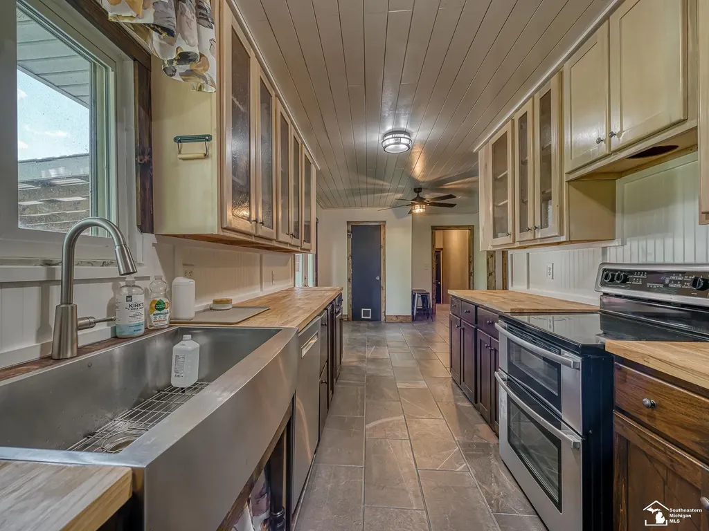 10937 Armstrong Road Berlin Charter Township MI 48179