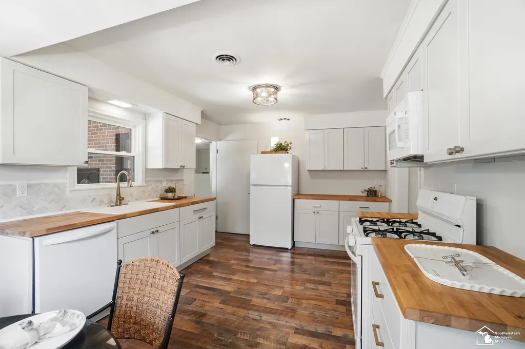 12512 Maxwell Road Carleton Village MI 48117