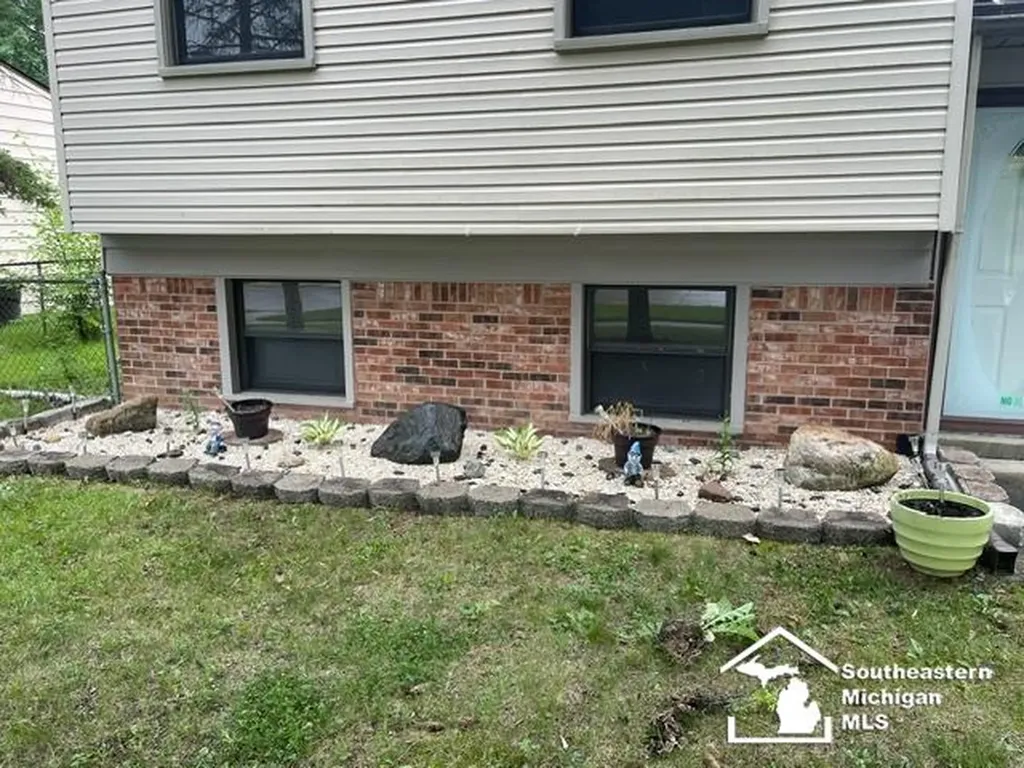 30374 Torry Street Flat Rock City MI 48134