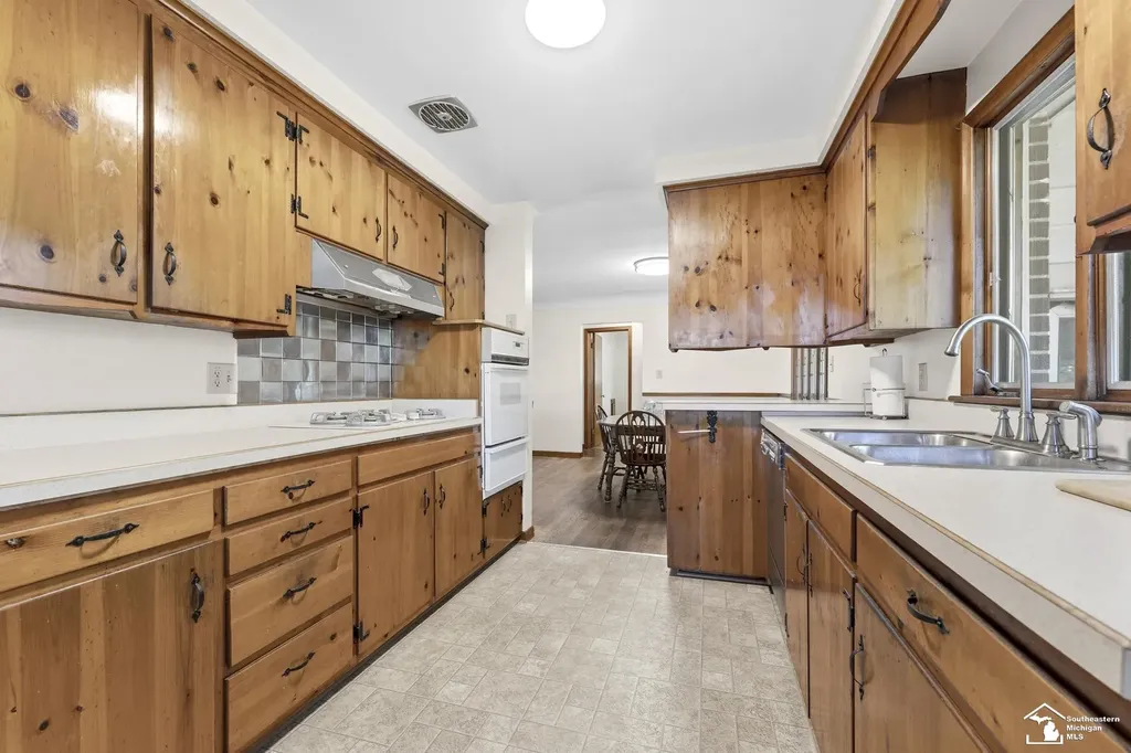 16022 Kennebec Street Southgate City MI 48195