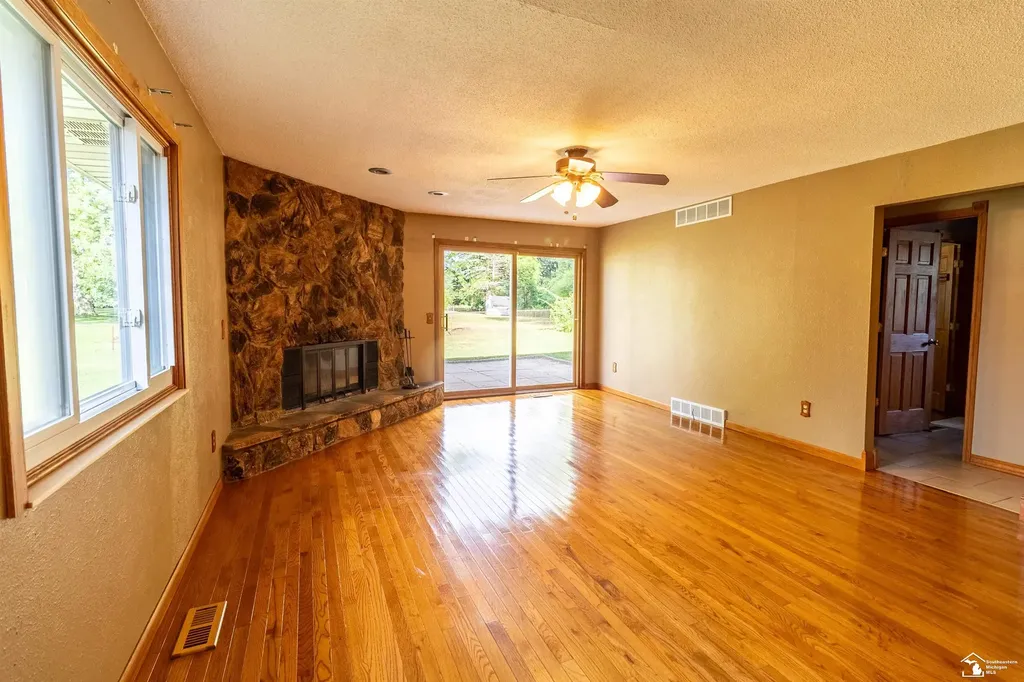 8940 Woodside Drive Bedford Township MI 48182