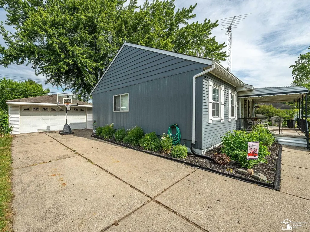 1693 Roman Drive Frenchtown Township MI 48162