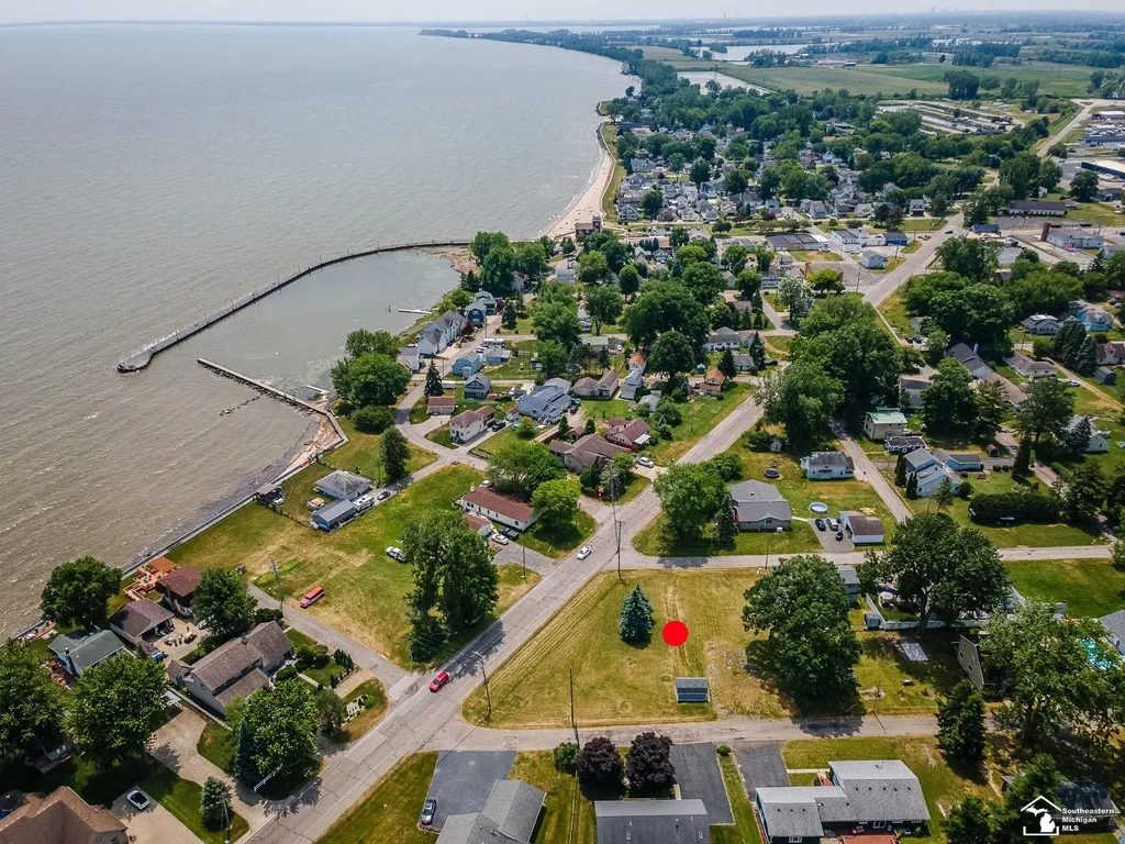 4418 Center 1st Street Luna Pier City MI 48157
