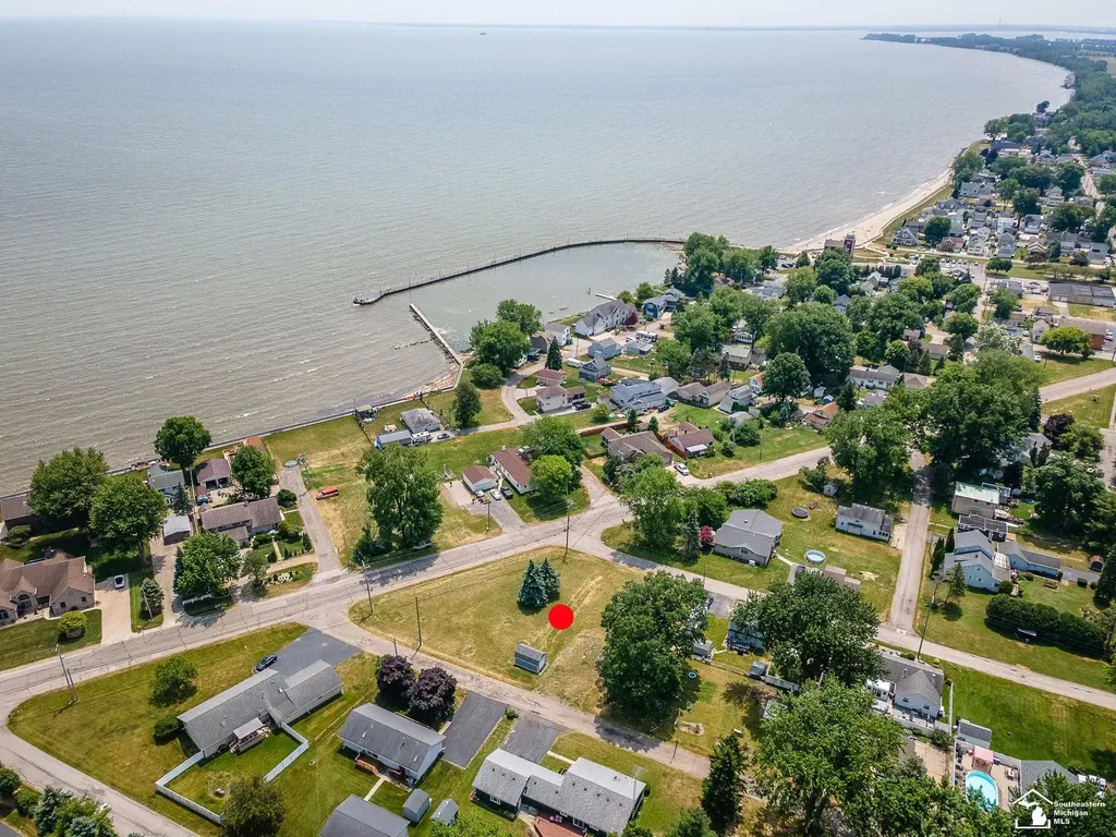 4418 Center 1st Street Luna Pier City MI 48157