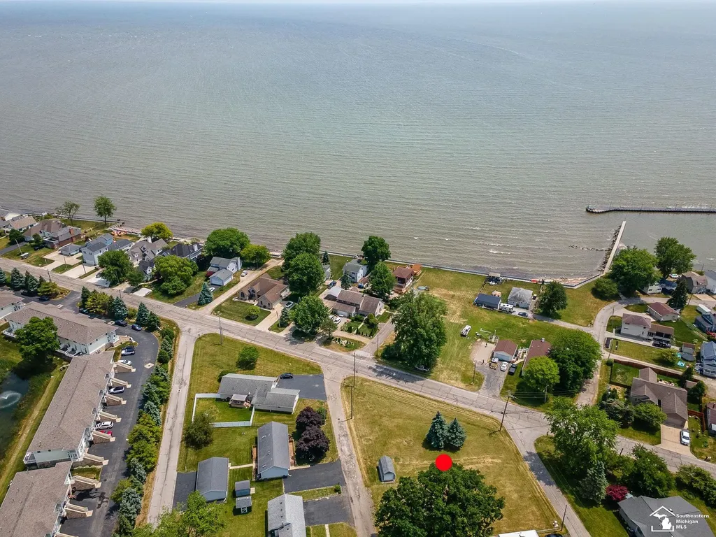 4418 Center 1st Street Luna Pier City MI 48157