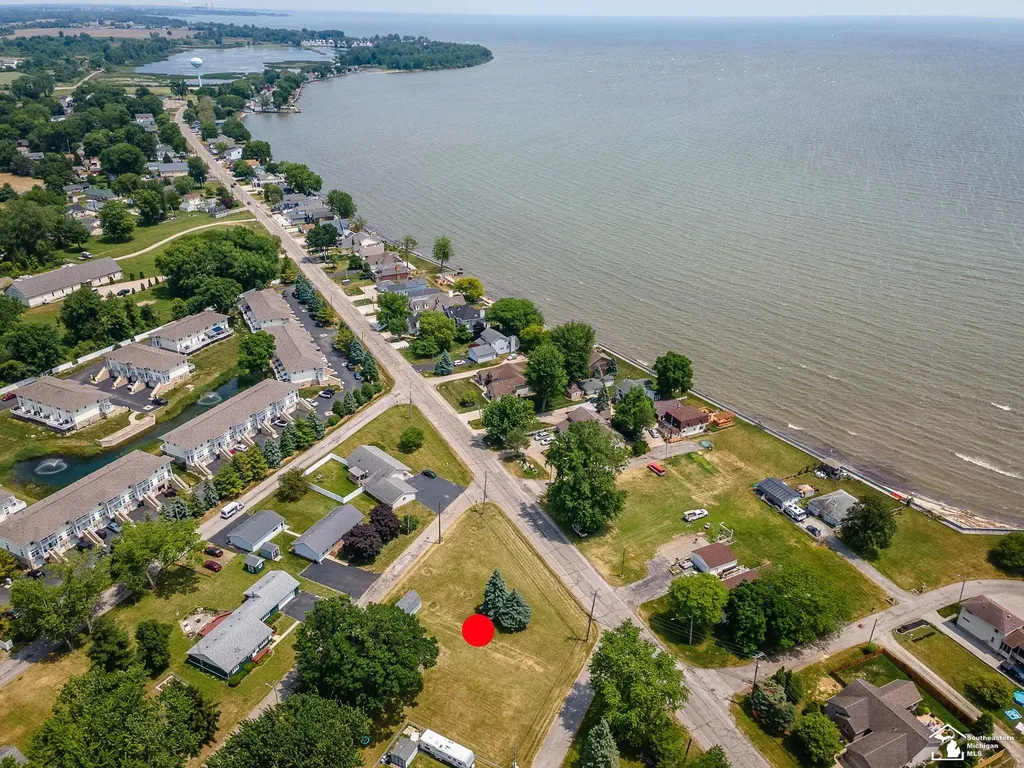 4418 Center 1st Street Luna Pier City MI 48157