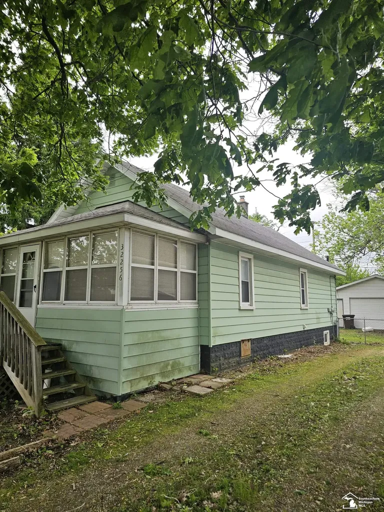 32256 York Street Rockwood City MI 48173