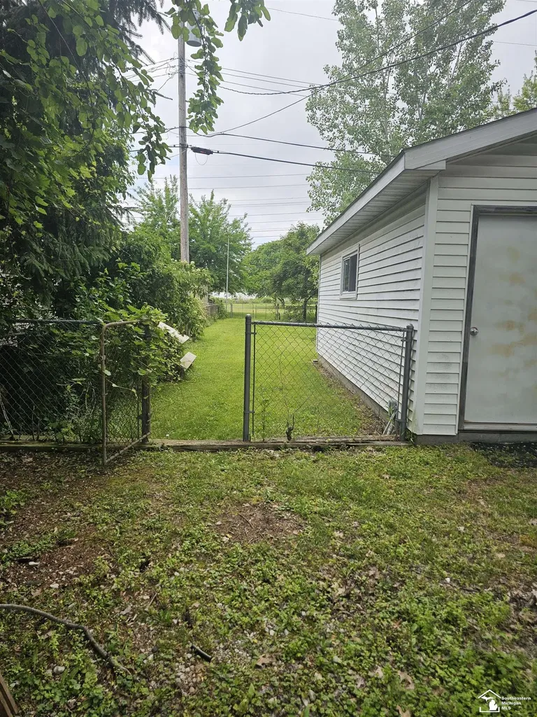 32256 York Street Rockwood City MI 48173