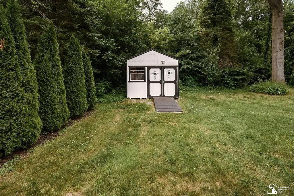 7904 Comanche Trail Bedford Township MI 48182