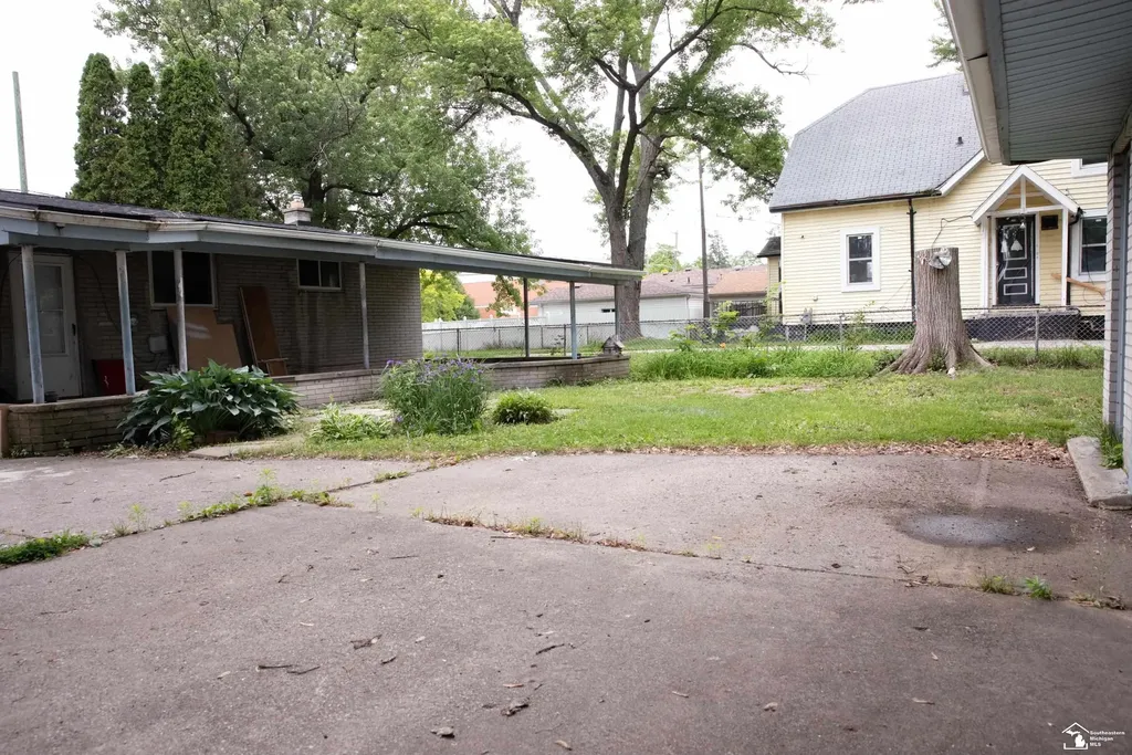 19278 Berg Road Detroit City MI 48219