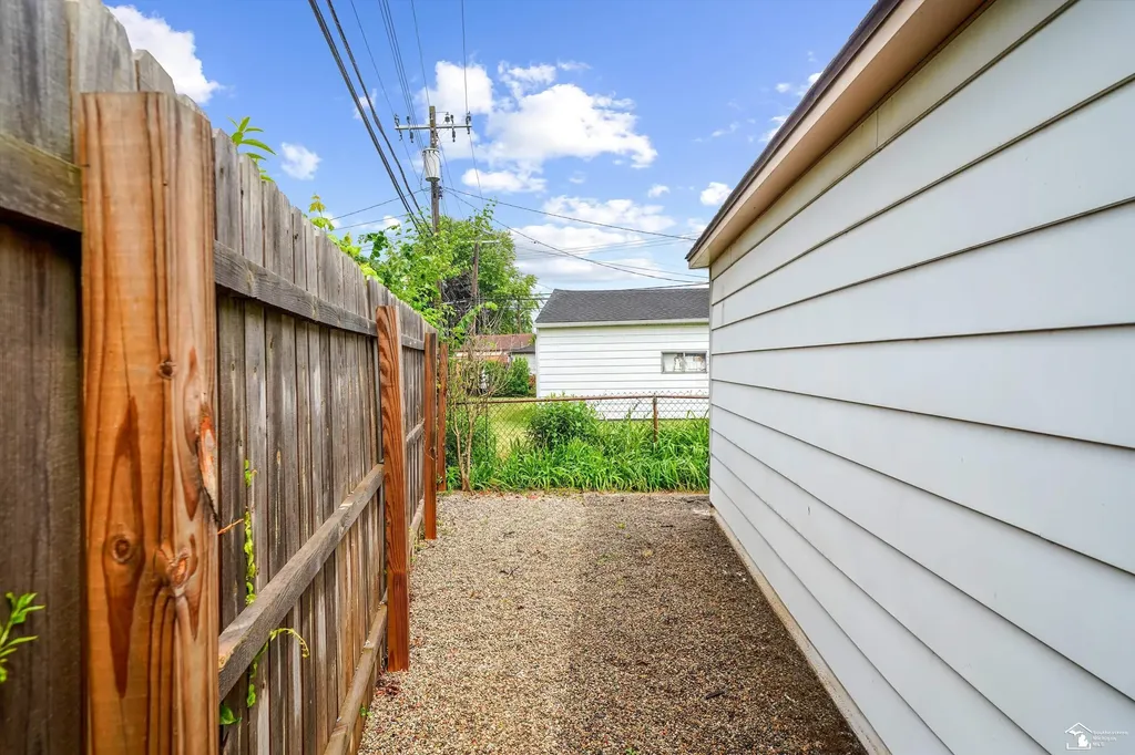 3264 Maple Drive Wayne City MI 48122