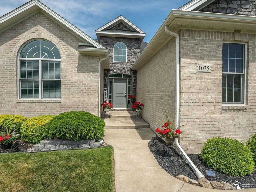 1035 Saint James Park Avenue Monroe City MI 48161
