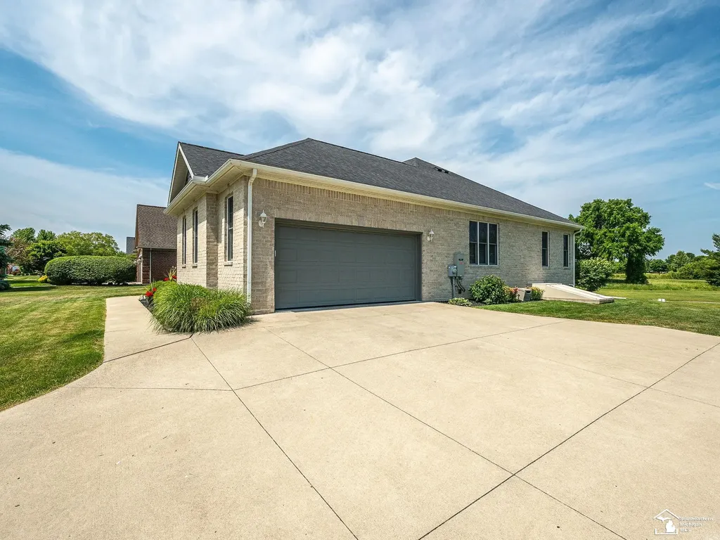 1035 Saint James Park Avenue Monroe City MI 48161