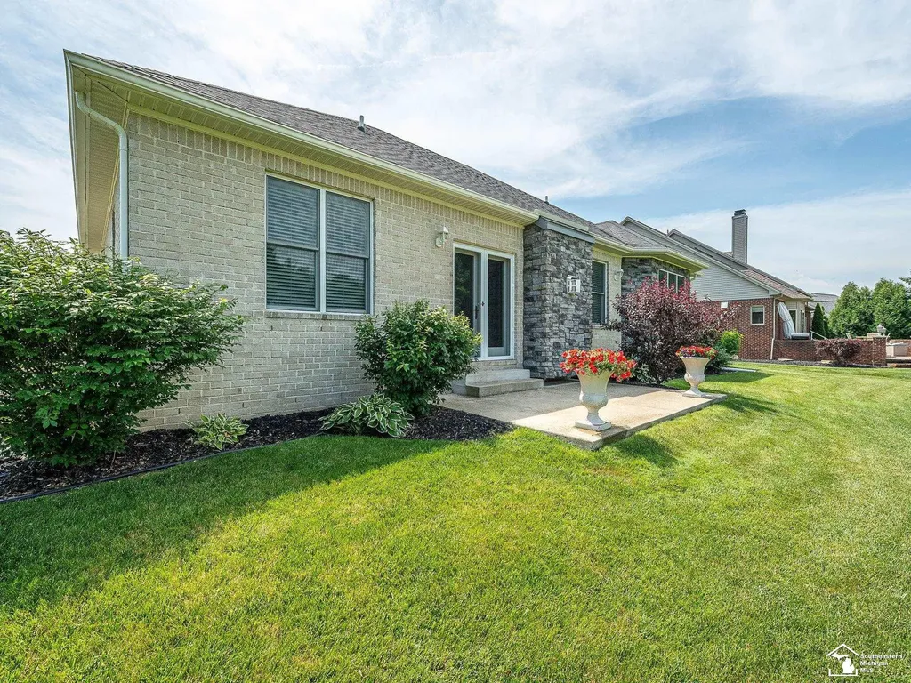 1035 Saint James Park Avenue Monroe City MI 48161