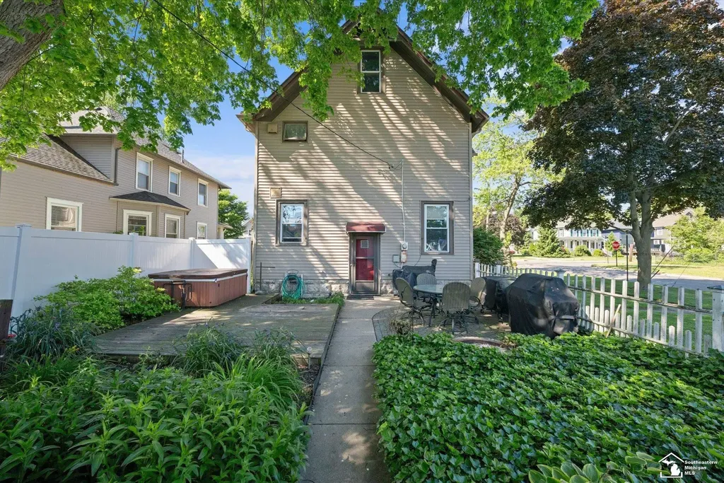 303 E 6th Street Monroe City MI 48161