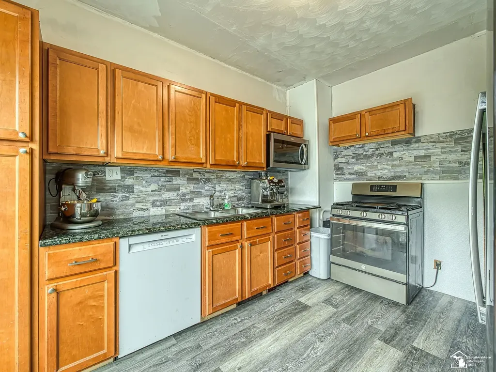 6657 Westpoint Street Taylor City MI 48180