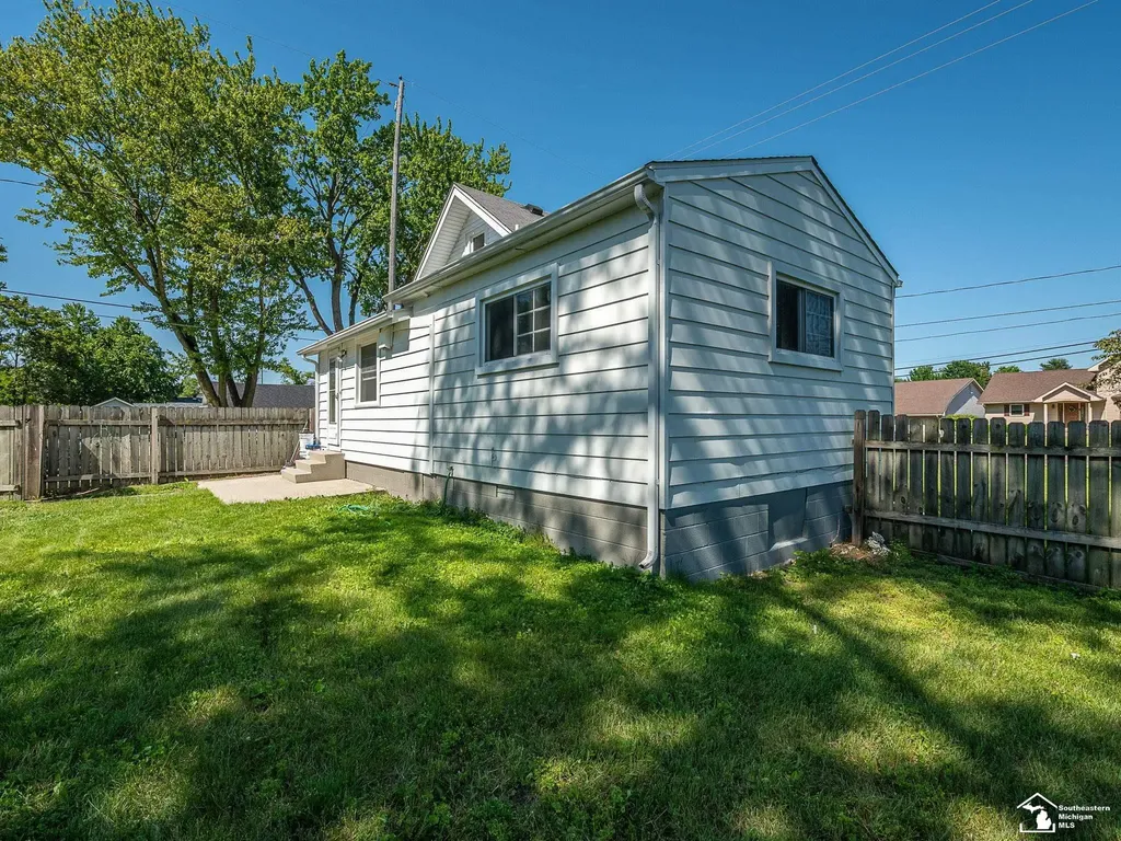 8237 Lewis Avenue Bedford Township MI 48182