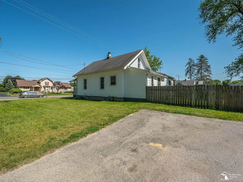 8237 Lewis Avenue Bedford Township MI 48182