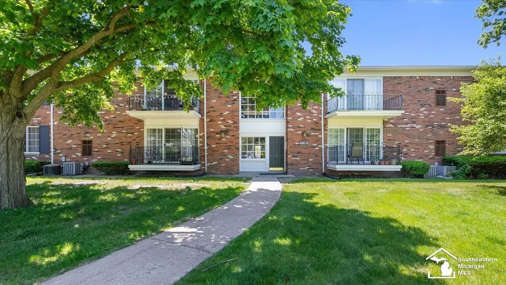 490 Fox Hills Drive Bloomfield Charter Township MI 48304