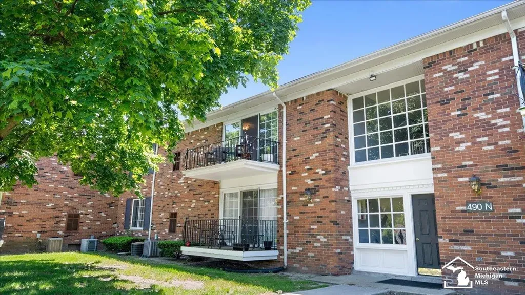 490 Fox Hills Drive Bloomfield Charter Township MI 48304