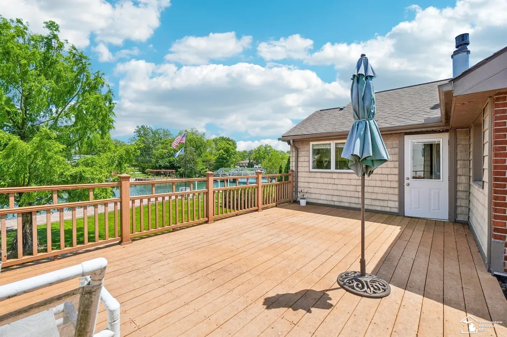 28395 Swan Island Drive Grosse Ile Township MI 48138