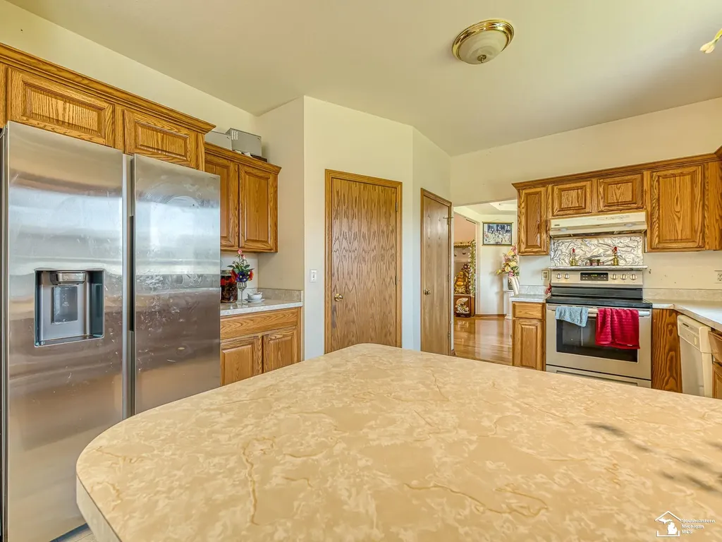 2960 E Country Lane Frenchtown Township MI 48162