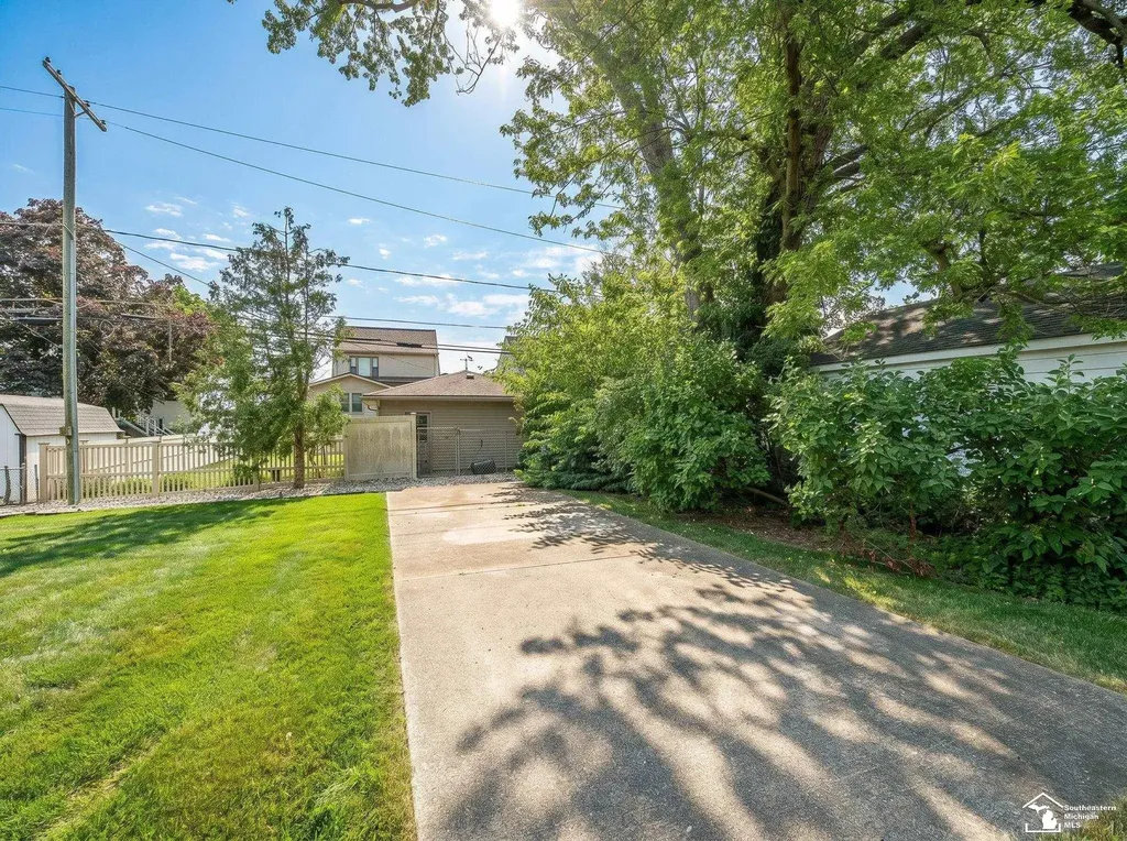 831 Wolverine Avenue Monroe City MI 48161