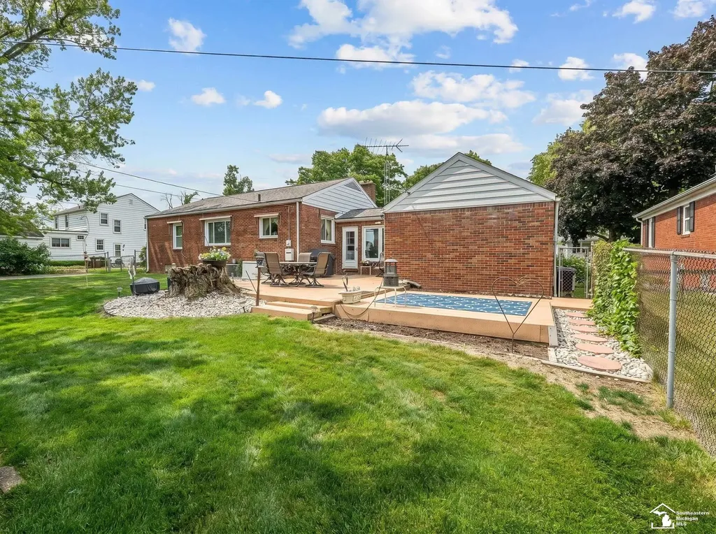 831 Wolverine Avenue Monroe City MI 48161