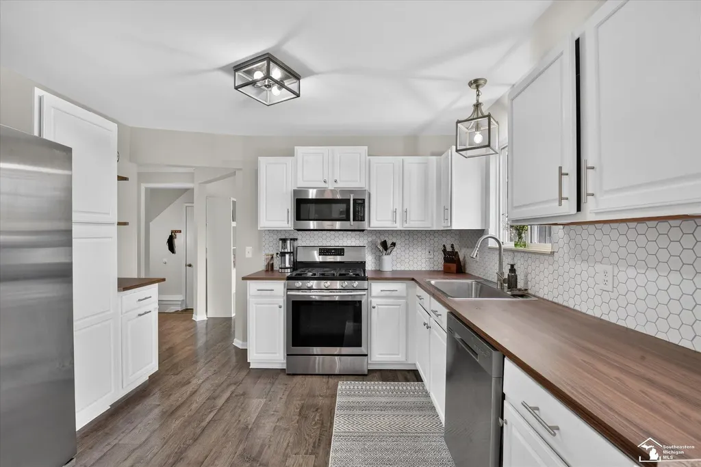 43616 Lotus Drive Canton Charter Township MI 48188