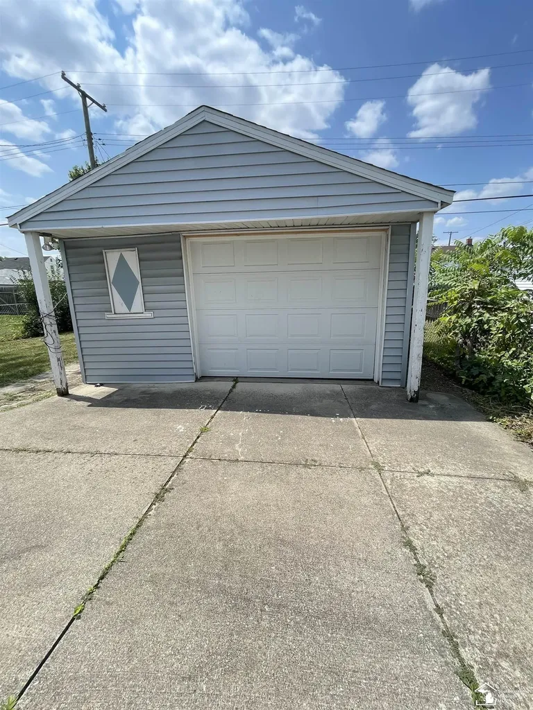 42 Cleveland Street Trenton City MI 48183