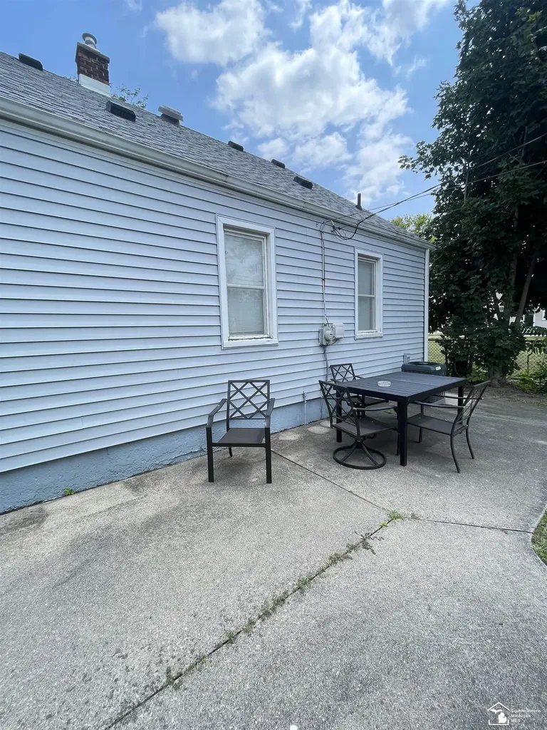 42 Cleveland Street Trenton City MI 48183