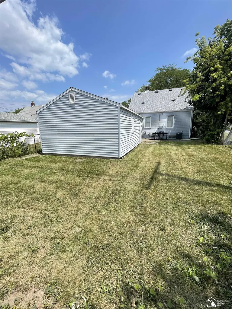 42 Cleveland Street Trenton City MI 48183