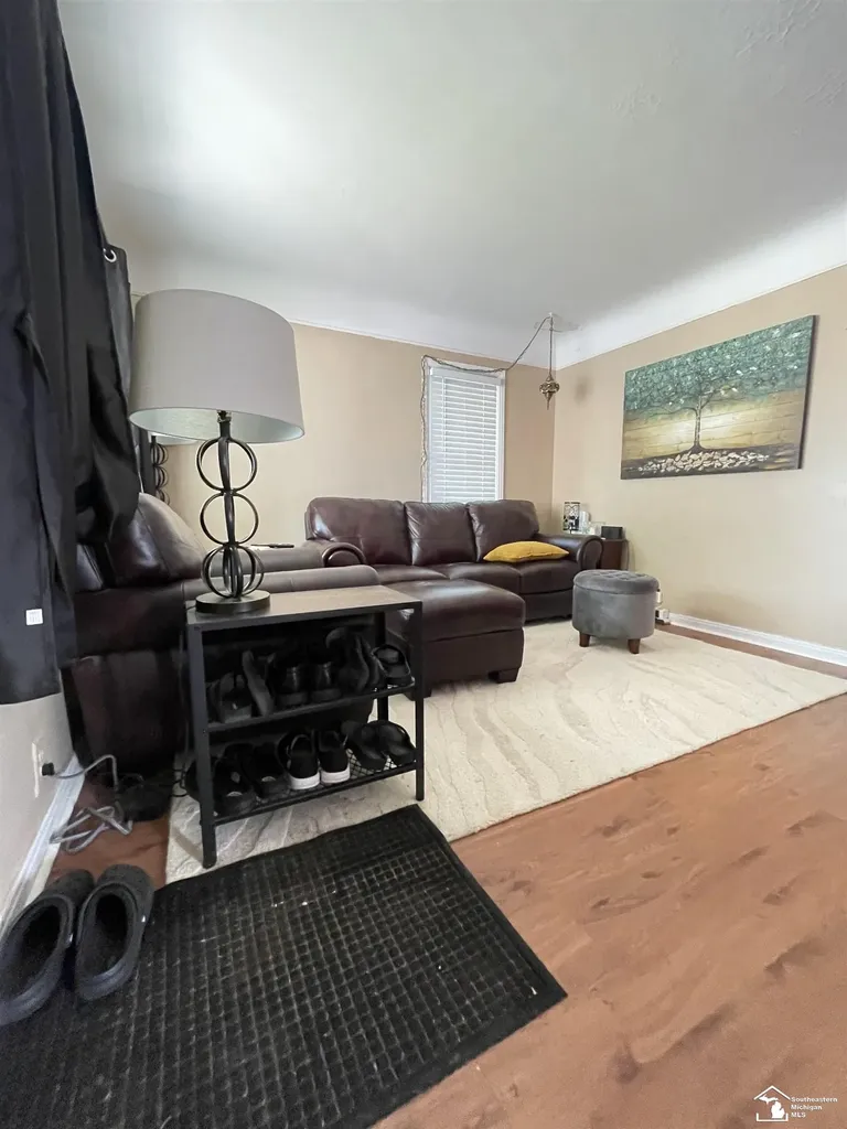 42 Cleveland Street Trenton City MI 48183