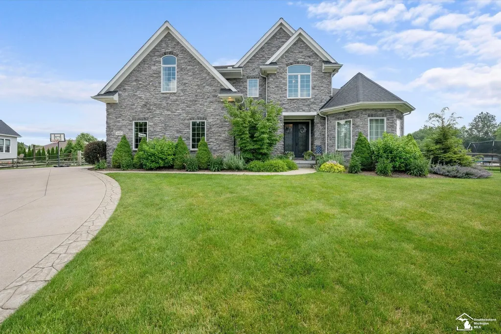 6615 Summerlyn Boulevard Bedford Township MI 48144