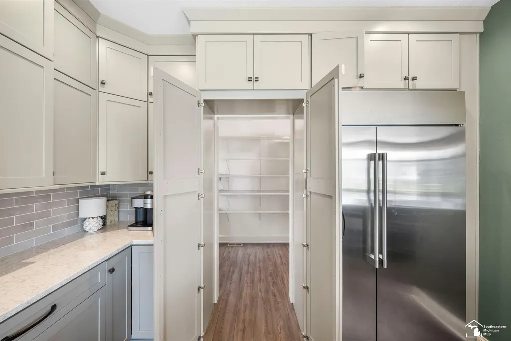 6615 Summerlyn Boulevard Bedford Township MI 48144