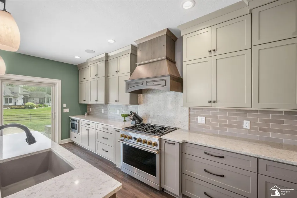 6615 Summerlyn Boulevard Bedford Township MI 48144