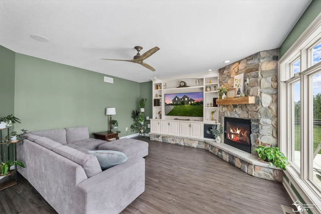 6615 Summerlyn Boulevard Bedford Township MI 48144