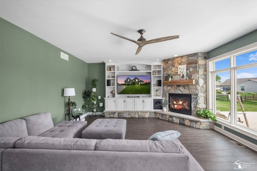 6615 Summerlyn Boulevard Bedford Township MI 48144