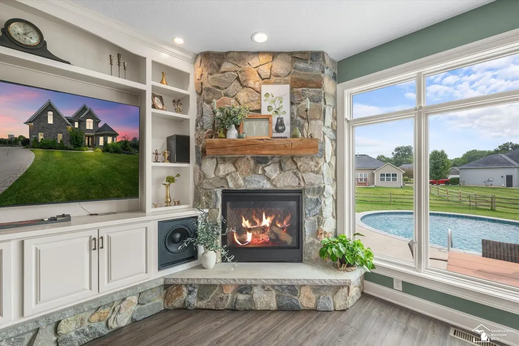 6615 Summerlyn Boulevard Bedford Township MI 48144