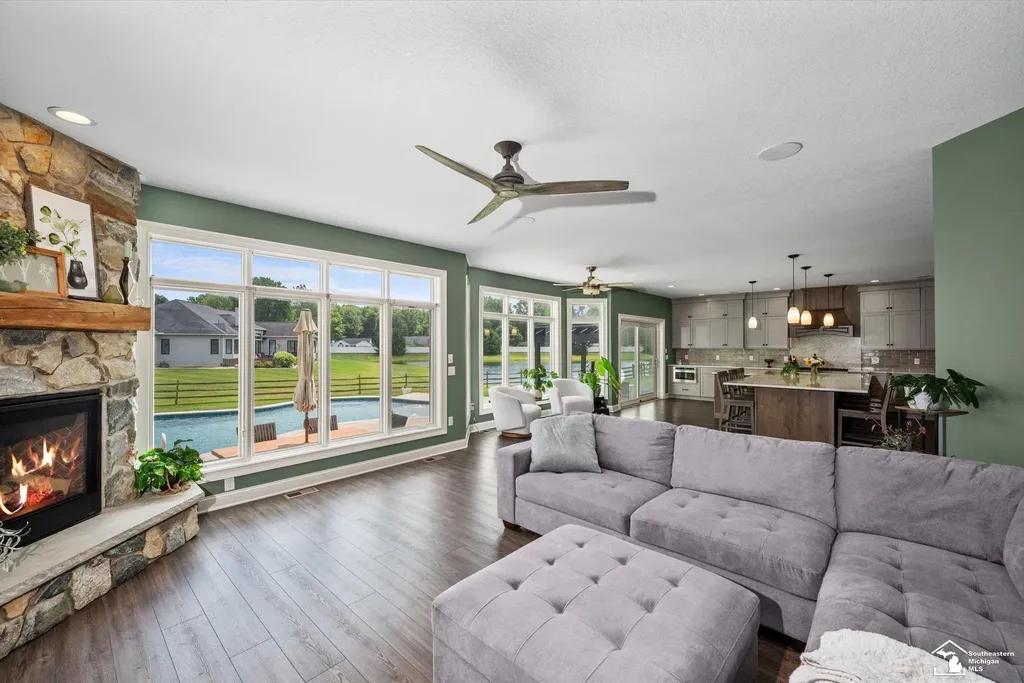 6615 Summerlyn Boulevard Bedford Township MI 48144