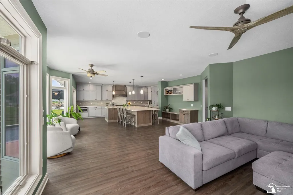 6615 Summerlyn Boulevard Bedford Township MI 48144