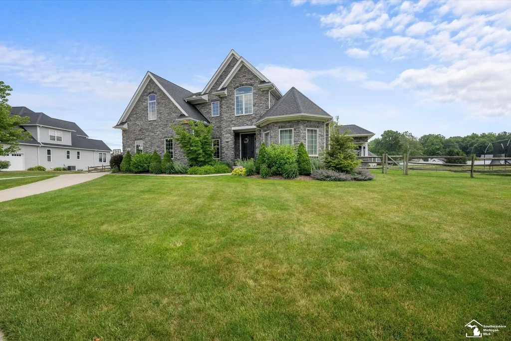 6615 Summerlyn Boulevard Bedford Township MI 48144