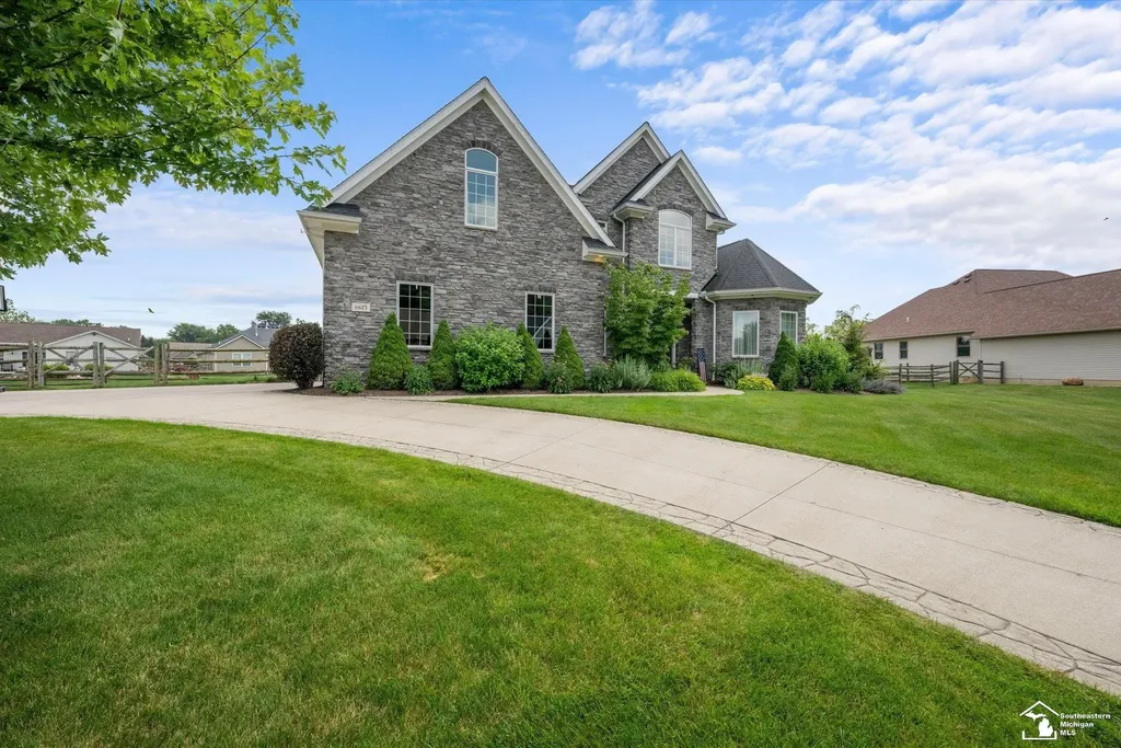 6615 Summerlyn Boulevard Bedford Township MI 48144