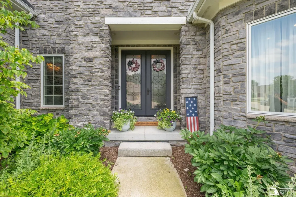 6615 Summerlyn Boulevard Bedford Township MI 48144
