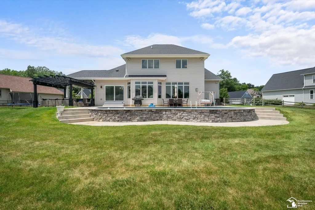 6615 Summerlyn Boulevard Bedford Township MI 48144