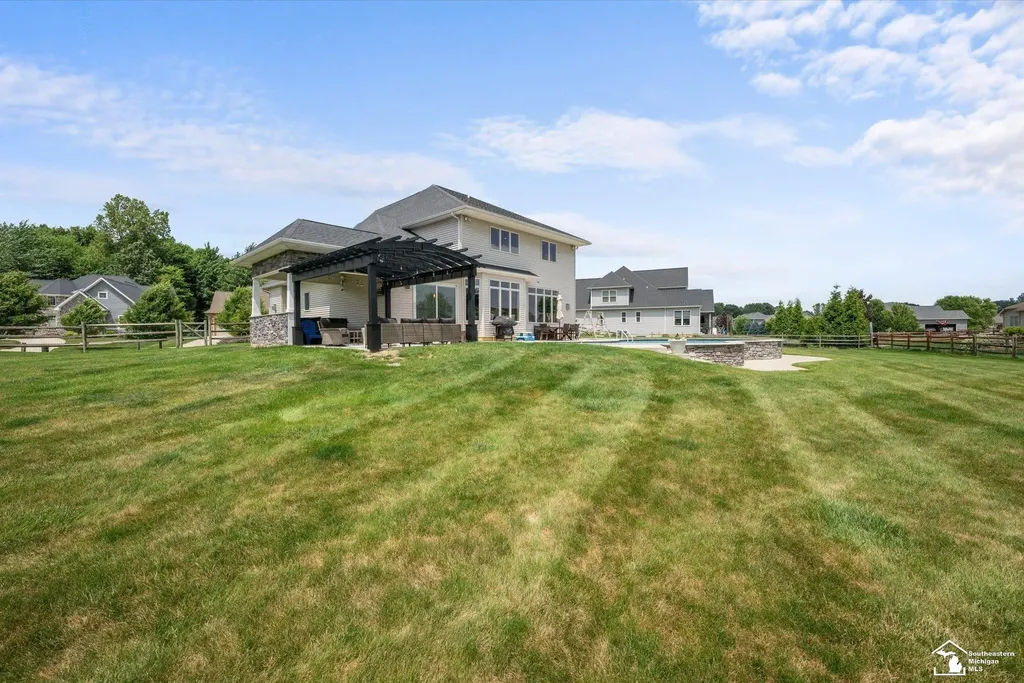 6615 Summerlyn Boulevard Bedford Township MI 48144