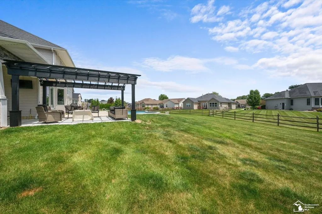 6615 Summerlyn Boulevard Bedford Township MI 48144