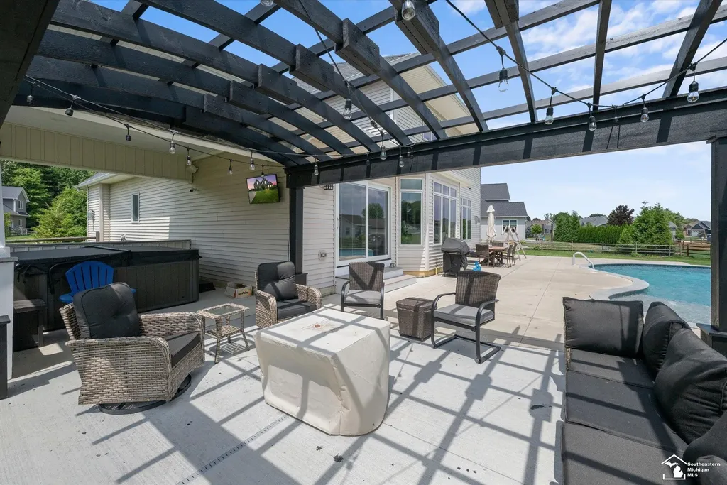 6615 Summerlyn Boulevard Bedford Township MI 48144
