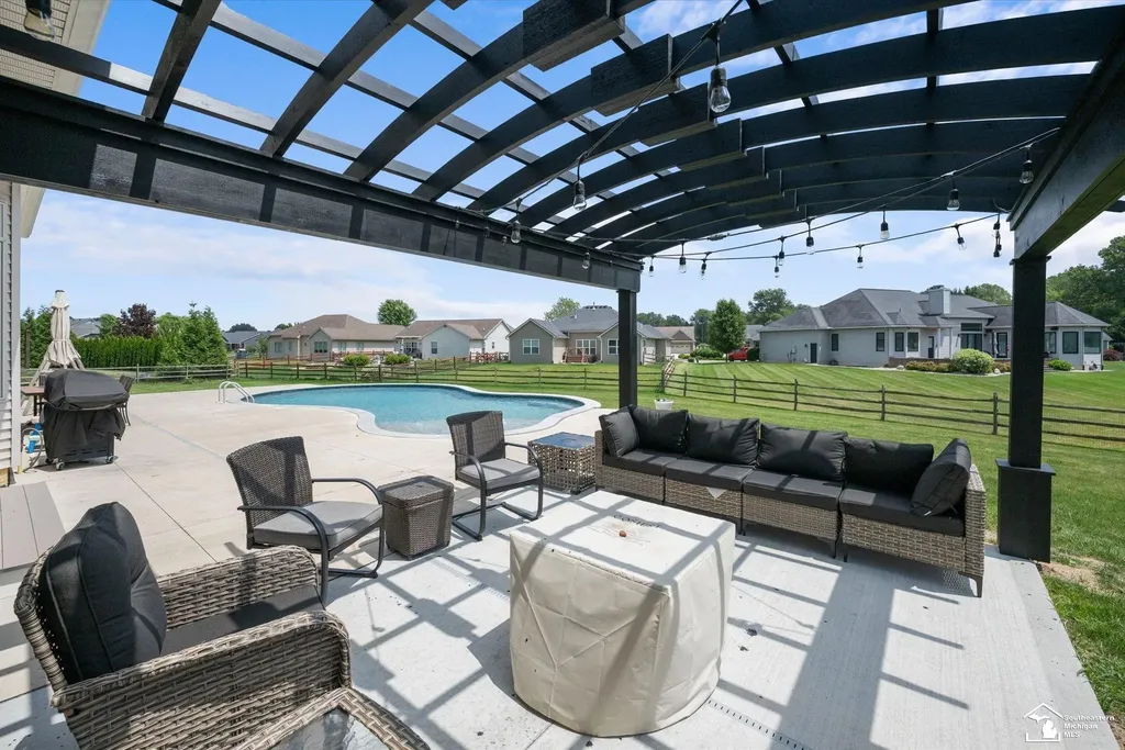 6615 Summerlyn Boulevard Bedford Township MI 48144